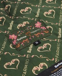 Zöld textil, virág- és szívmintákkal, Barbour és FARM RIO címkével. M-es méretjelzéssel rendelkezik. A textúra simának tűnik.