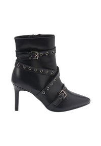 Zwarte leren enkellaars met een puntige neus, stiletto hak en drie met studs versierde banden met zilveren gespen eromheen.