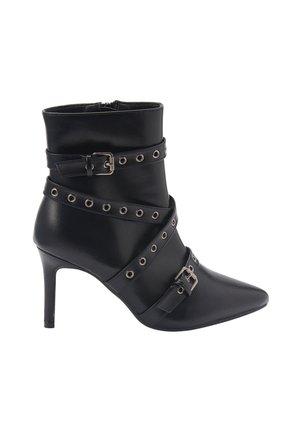 Zwarte leren enkellaars met een puntige neus, stiletto hak en drie met studs versierde banden met zilveren gespen eromheen.