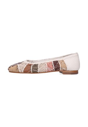 Flacher Schuh mit mehrfarbigen gewebten Lederstreifen in Beige, Braun, Pink und Creme, mit weißem strukturiertem Absatz und Holzsohle.