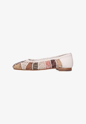 Chaussure plate avec des bandes en cuir tissé multicolores beige, marron, rose et crème, avec un talon blanc texturé et une semelle en bois.