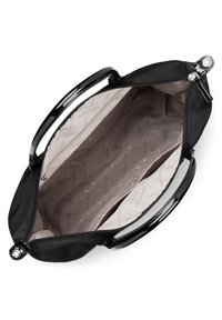 Borsa nera con finitura lucida in vernice. L'interno presenta una fodera color marrone chiaro con un marchio sottile. Dotata di chiusura con zip e doppi manici.