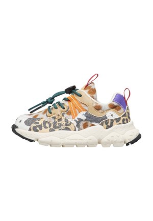 Sneakers con una toma superiore in materiali misti, caratterizzati da stampe leopardate e animali, lacci arancioni e verdi, e una suola bianca testurizzata; accenti multicolori.