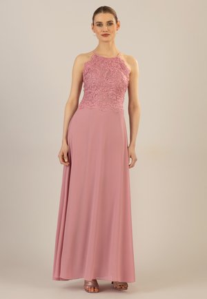 Langes rosa Kleid mit einem taillierten Spitzenoberteil, gewelltem Saum und fließendem Rock. Dünne Träger und ein zartes Blumenmuster auf der Spitze.