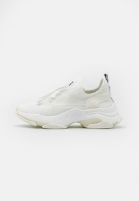 Sneaker atletica bianca con tomaia in rete, suola flessibile e design senza lacci. Presenta una finitura testurizzata e dettagli a contrasto.