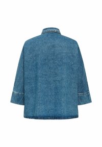 Jeansová košile, středně modrá, oversized střih, 3/4 rukávy, špičatý límec, viditelné švy a rovný spodní lem. Měkká, texturovaná tkanina.