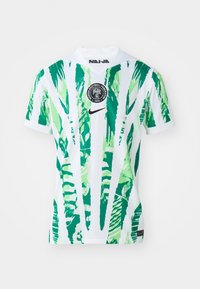 Maillot de football blanc présentant des motifs de feuilles verts et vert clair audacieux, col rond, logo Nike et emblème de la Fédération nigériane de football.