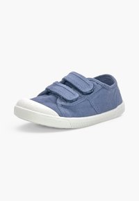 Chaussure en toile bleue pour enfants avec semelle en caoutchouc blanche et deux bandes ajustables à scratch sur le dessus.