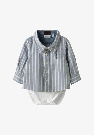 Blauw-wit gestreept shirt met lange mouwen en een kraag, voorzien van een knoopsluiting aan de voorkant en een embleem, bevestigd aan een witte romperbodem.