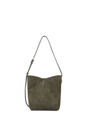 Sac à épaule en daim vert olive avec une seule bandoulière réglable et un design simple, sans fioritures.