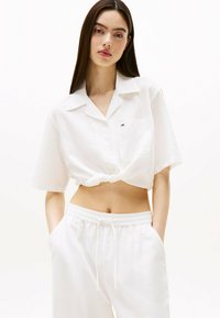 Tommy Jeans CROPPED RELAXED SHORT SLEEVE  - Button-down blouse - ecru