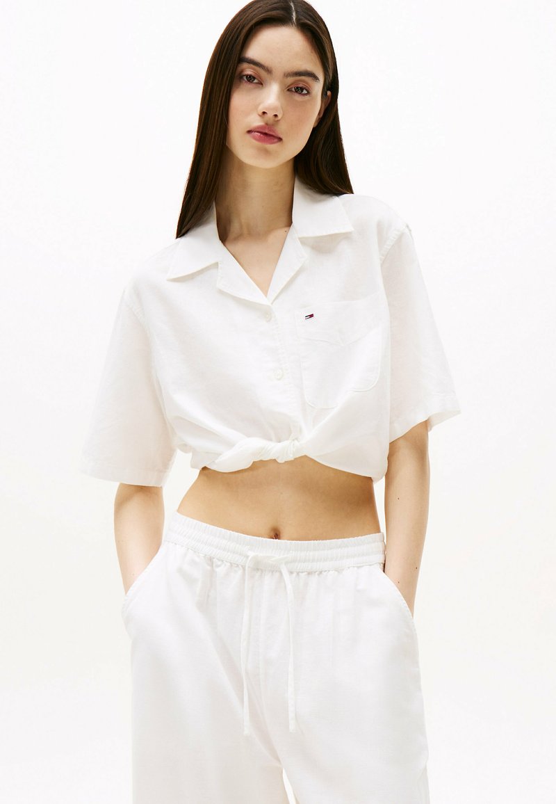 Tommy Jeans CROPPED RELAXED SHORT SLEEVE  - Button-down blouse - ecru