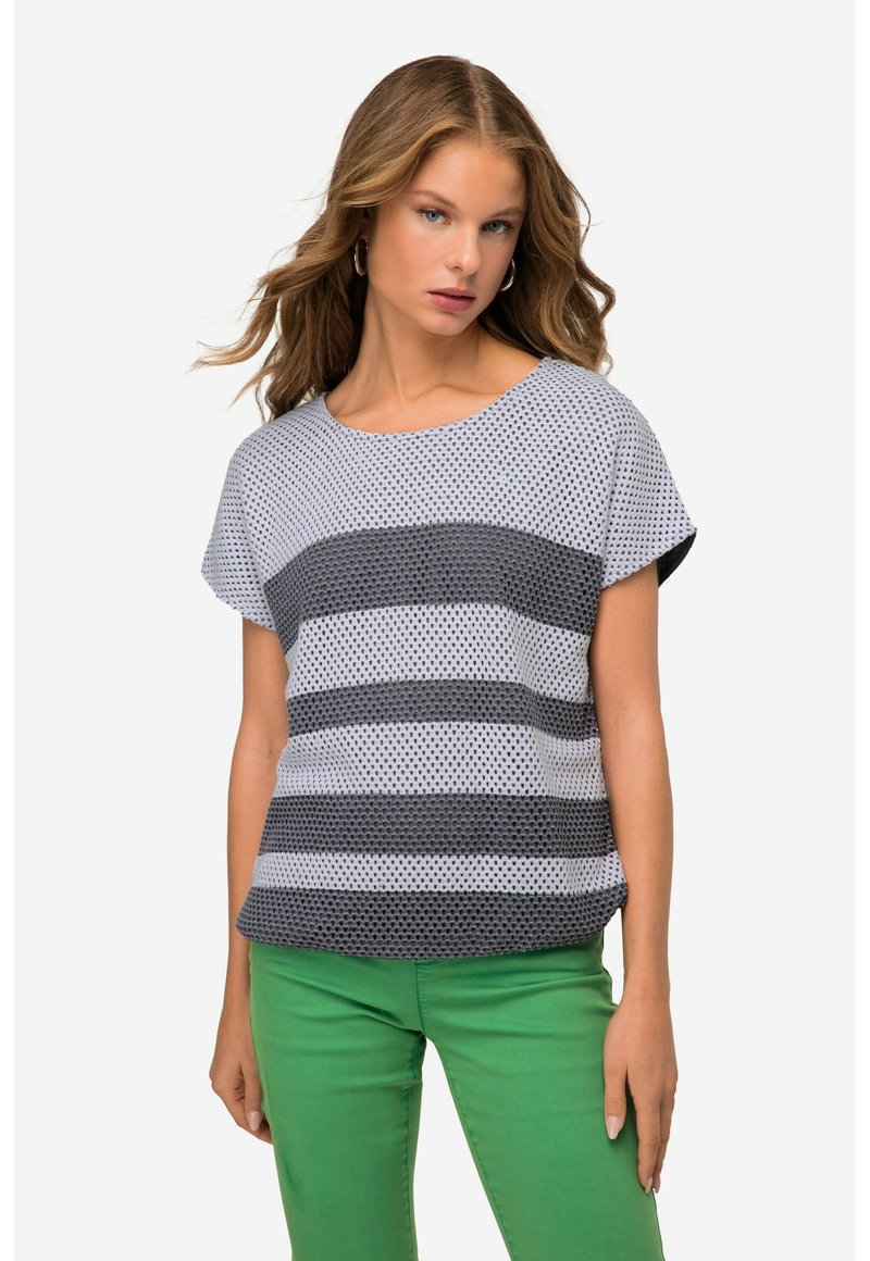 Grijs-wit gestreepte korte mouwen top met een gestructureerd patroon; gecombineerd met groene broek; casual pasvorm.