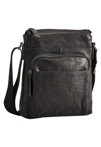 Bolso de cuero negro cruzado con un diseño texturizado, un bolsillo con cremallera en la parte frontal y una correa ajustable. Presenta un logotipo en relieve en la parte delantera.