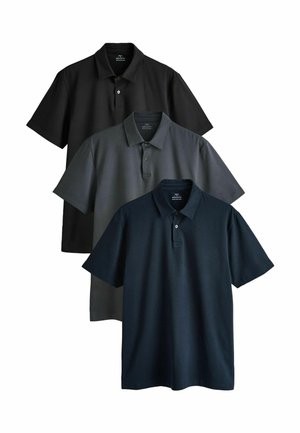 Drie poloshirts met korte mouwen in zwart, donkergrijs en marineblauw, overlappend gerangschikt op een witte achtergrond.