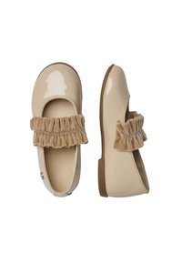 Beżowe lakierowane buty skórzane z okrągłym noskiem, z dekoracyjnym, falbaniastego weluru paskiem na wierzchu stopy i płaską, teksturowaną podeszwą.