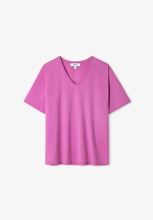 T-shirt rose en col en V, fabriqué dans un tissu doux et léger. Manches courtes et coupe décontractée avec un ourlet droit. Pas de motifs ou d'accents visibles.
