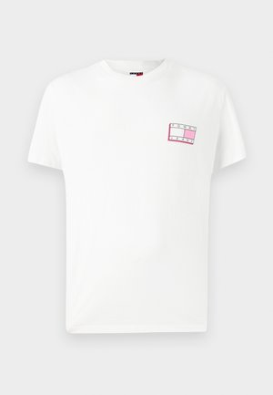 Hvid bomulds T-shirt med korte ærmer, der har et mærke-logo i pink og sort på venstre brystområde. Rund halsudskæring.