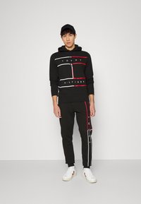 Tommy Hilfiger LARGE FLAG HOODY - Camisola - black