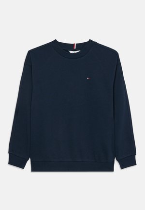 Marineblå langærmet sweatshirt med ribstrikkede manchetter og kant, lille logo med rød, hvid og blå flag på venstre bryst.
