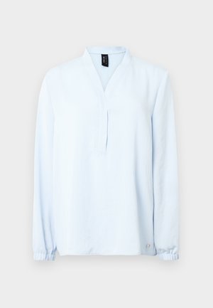 Maglietta a maniche lunghe color azzurro chiaro con scollo a V, realizzata in tessuto morbido. Presenta polsini arricciati e un piccolo dettaglio con logo all'orlo.