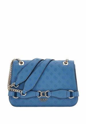Sac à main en cuir bleu gaufré avec une chaîne, présentant un rabat avant torsadé et un accent en logo en métal argenté.