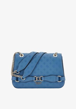 Sac à main en cuir bleu gaufré avec une chaîne, présentant un rabat avant torsadé et un accent en logo en métal argenté.