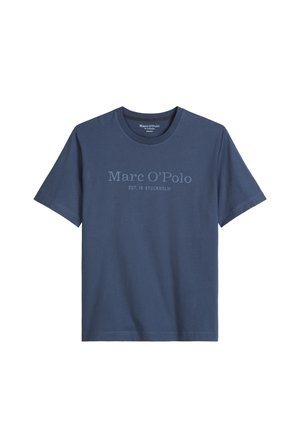 Donkerblauw T-shirt met korte mouwen en ronde hals, met de tekst "Marc O'Polo EST. IN STOCKHOLM" gedrukt op de voorkant.