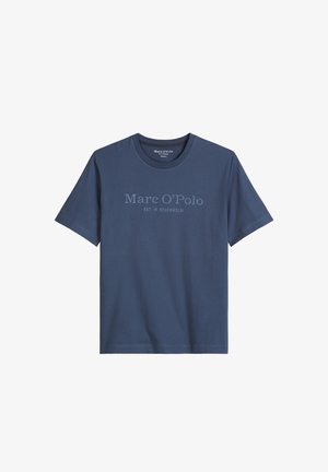Donkerblauw T-shirt met korte mouwen en ronde hals, met de tekst "Marc O'Polo EST. IN STOCKHOLM" gedrukt op de voorkant.