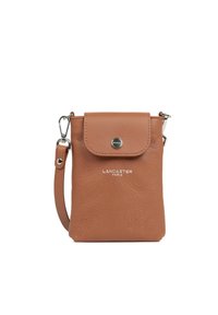 Bruine leren crossbodytas met een gestructureerde afwerking, drukknoopsluiting en hardware in zilverkleur. Merkenlogo aan de voorkant gedrukt.