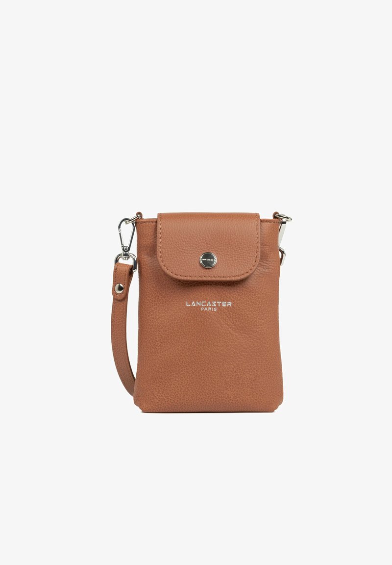 Bruine leren crossbodytas met een gestructureerde afwerking, drukknoopsluiting en hardware in zilverkleur. Merkenlogo aan de voorkant gedrukt.