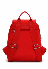 Mochila de nylon roja con correas ajustables, asa superior plana, bolsillo exterior con cremallera y textura suave. Sin patrones ni adornos adicionales.