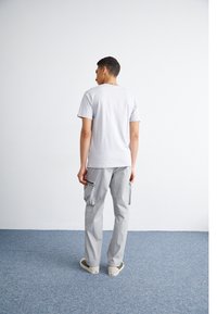 Ellesse SQUADRON PANT - Cargobukse - light grey