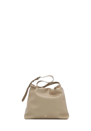 Miękka, beżowa skórzana torebka z regulowanym paskiem i małym metalicznym logo na przedzie, przedstawiona na białym tle.