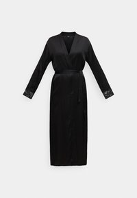 Čierny saténový župan s dlhými rukávmi, zavinovacím dizajnom, čipkovými detailmi na manžetách a zodpovedajúcim opaskom. Hladká textúra a dĺžka po členky.