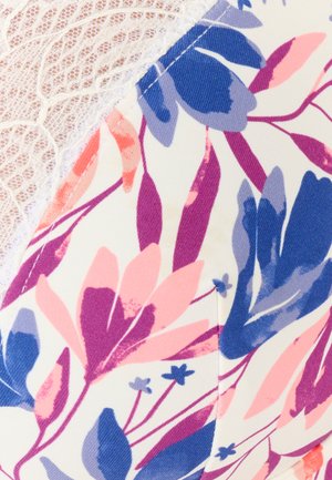 Stof met bloemenpatroon met roze, paarse en blauwe bladeren op een crèmekleurige achtergrond, met een getextureerde kantafwerking langs de rand.