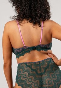 Grön spetsbehå och matchande högmidjade trosor, med rosa remmar, vågiga kanter och blommönster genom hela tyget.