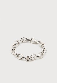 Βραχιόλι με χοντρή αλυσίδα σε ασημί τόνο με ακανόνιστους οβάλ κρίκους διατεταγμένους σε κυκλικό σχήμα σε απλό λευκό φόντο.