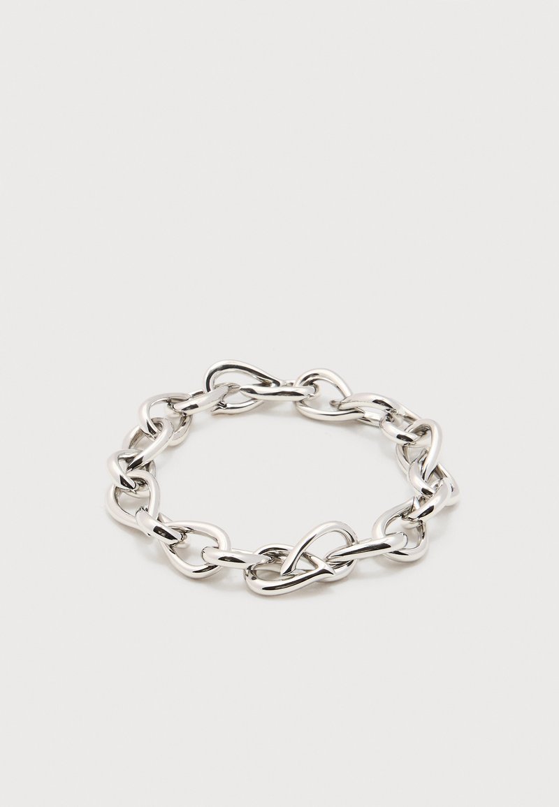 Βραχιόλι με χοντρή αλυσίδα σε ασημί τόνο με ακανόνιστους οβάλ κρίκους διατεταγμένους σε κυκλικό σχήμα σε απλό λευκό φόντο.