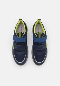 Granatowe trampki dziecięce z zapięciem na rzepy, z teksturowaną cholewką z zamszu, zielonymi akcentami oraz odblaskowymi detalami na palcach i bokach.