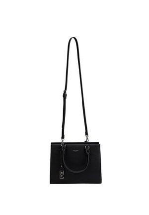 Sac à main rectangulaire en cuir noir avec double poignée supérieure, bandoulière longue réglable et un pendentif logo suspendu à l'avant.