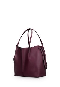 Bordeaux leren tote tas met een gestructureerde afwerking, twee lange handvatten en een trekkoordsluiting. Kenmerkt subtiele hardware accenten in metaal.