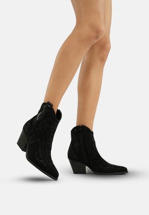 - Ankle boot