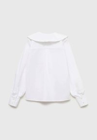 Bluză albă cu mânecă lungă și guler mare, volanat. Are manșete cu nasturi și o textură netedă, cu un detaliu de pliu la spate.