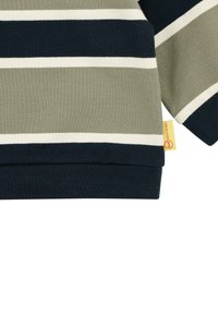 Maglione a righe in verde oliva, blu navy e crema. Presenta una texture lavorata a maglia, polsini a costine e un piccolo logo etichetta sull'orlo.
