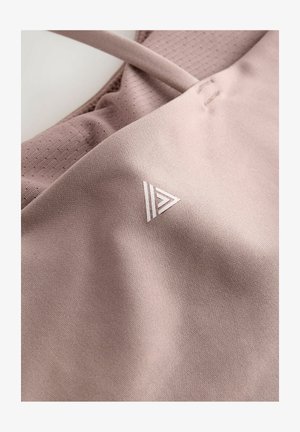 Débardeur de sport rose clair avec une texture douce, doté d'un design en maille respirante et d'un petit logo triangulaire sur le tissu.