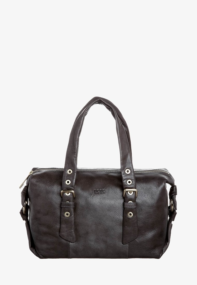 Sac à main en cuir marron foncé avec double poignée, accessoires en argent, fermeture zippée et détails de couture visibles.