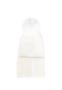 Beanie a coste in crema con un pom-pom bianco peloso sopra. Presenta un design con risvolto e una texture morbida.