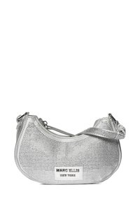 Borsa a mano argento con design perforato, forma curva, chiusura a zip e tracolla regolabile. Presenta una placca con logo sul davanti.