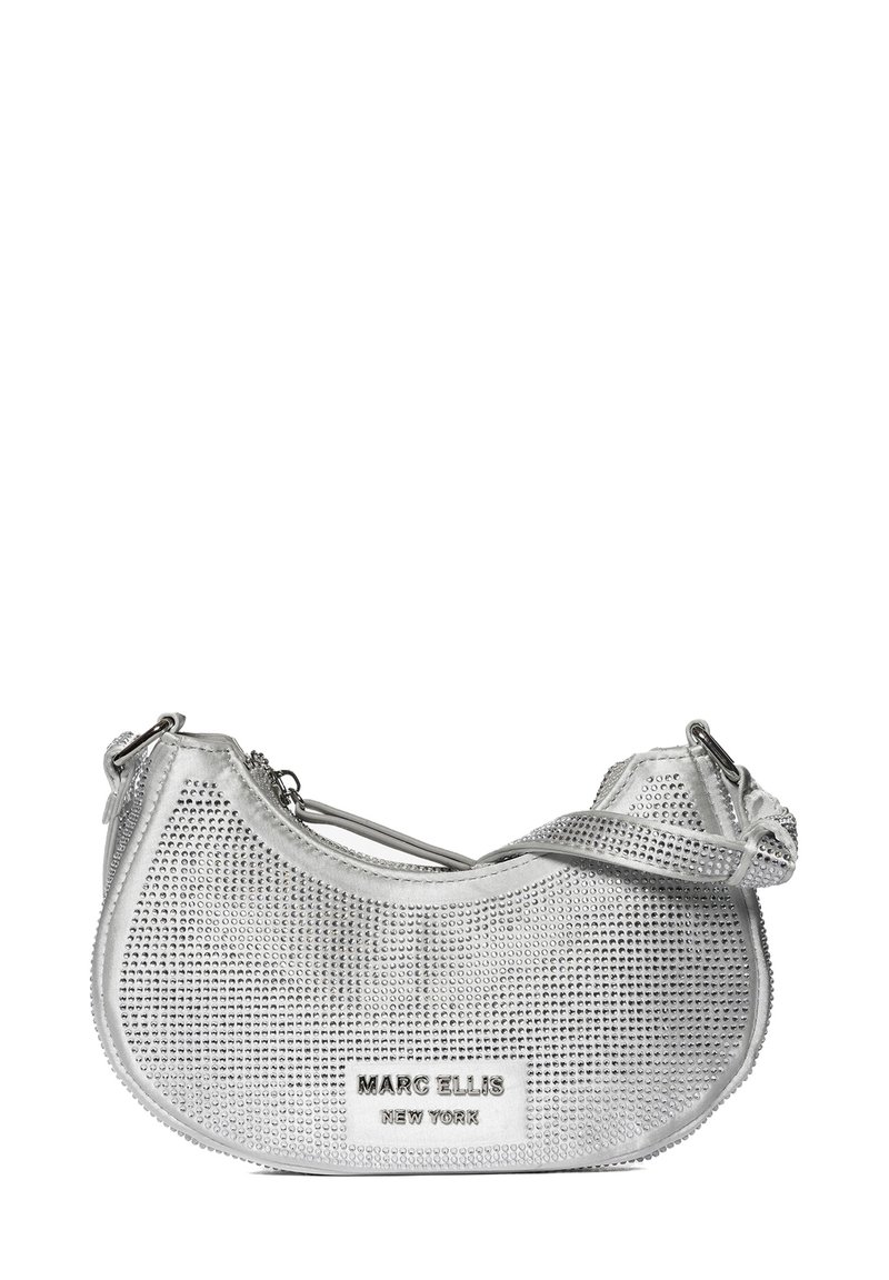 Borsa a mano argento con design perforato, forma curva, chiusura a zip e tracolla regolabile. Presenta una placca con logo sul davanti.